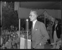 Dr. Townsend advocates old age pension proposal to crowd at La Crescenta picnic, 1935