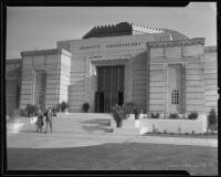 Visitors at the entrance to the Griffith Observatory, Los Angeles, 1935