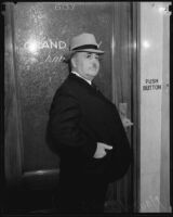 Mayor Frank Shaw walking into grand jury room, Los Angeles, ca. 1936