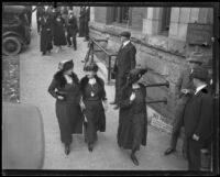 People walking to the Madalynne Obenchain murder trial, Los Angeles, ca. 1921