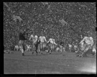 Football game between USC Trojans and Notre Dame Irish at the Coliseum, Los Angeles, 1938