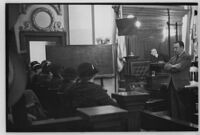 Clyde C. Shoemaker approaches the jury at Buron Fitts perjury trial, Los Angeles, 1936