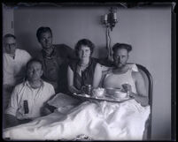 Aviator Pete Reinhart eating a meal with his wife after flying for 247 hours straight, Los Angeles, 1929