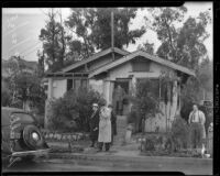 Detectives investigate the home of murder suspect William Spinelli, Los Angeles, 1938