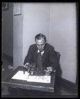 Lieutenant Detective Eugene Bechtel with murder weapons used by Winnie Ruth Judd, Los Angeles, 1931