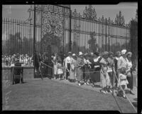 Mourners at the iron gate of Forest Lawn waiting to pay their respects to Will Rogers, Glendale, 1935