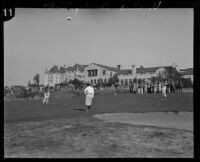 Spectators watching golfers at the Wilshire Country Club, Los Angeles, circa 1927