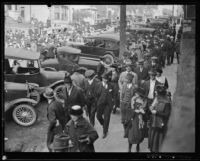 Crowds walking to Madalynne Obenchain murder trial, Los Angeles, ca. 1921