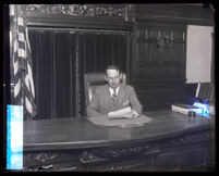 Judge Edmonds sits at judicial bench during the Leo Patrick Kelley murder case, Los Angeles, 1928