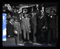 Supporters bid Mexican presidential candidate Vasconcelos farewell, Los Angeles, 1928