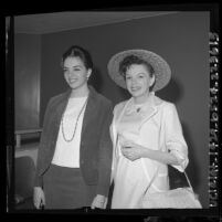 Judy Garland posing with daughter Liza Minnelli in Santa Monica Superior Courtroom, Calif., 1964