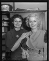 Dorothy Miller and Eve Chutuck in court for a divorce case, Los Angeles, 1935