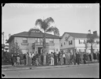 Crowds gathered in front of residences on Manhattan Place where William Edward Hickman disposed of Marion Parker's remains, Los Angeles, 1927