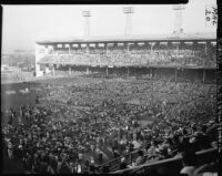 Spectators at the Sugar Ray Robinson vs. Carl (Bobo) Olson fight, Wrigley Field, Los Angeles (Calif.)