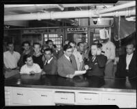 Los Angeles County sheriff Eugene Biscailuz and jailer Clem Peoples with prisoners awaiting release, Los Angeles, 1932