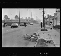 Police officers guard an intersection in Watts, Los Angeles (Calif.)