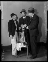 Detective Lieutenant Ray Giese and District Attorney Buron Fitts with Thomas Edward Dugger who was on trial for assaulting three women, Los Angeles, 1935-1936