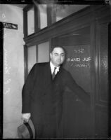 Lawyer Erwin P. Werner arriving at court, Los Anageles, 1935