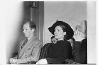 Private detective Pearl Antibus shields her face as she appears in court with her daughter Norma Thelan during her trial against millionaire Thomas W. Warner, Sr, Los Angeles, 1938