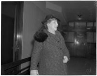 Nita Randall acting as a witness during the murder trial of one of her boarding house tenants, John Frank Reavis, Los Angeles, May 1, 1940