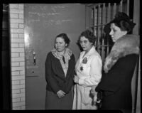 Accused murderer Helen Wills Love with Veda Sullivan and juror Mary Plettner at Love's trial, Los Angeles, 1937