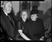 Berthal Gregory and Marion Fitts, sister and wife of District Attorney Buron Fitts, at a trial concerning financial transactions within the Fitts family, Los Angeles, 1930s