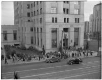 Pickets from the Municipal Workers of America outside the State Building, Los Angeles, March 15, 1940