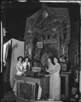 Preparing an ancestral shrine in Chinatown, Los Angeles (Calif.)