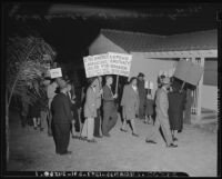 Demonstrators protest discriminatory housing, Los Angeles, 1946