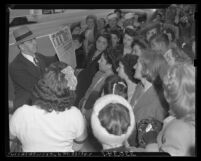 Los Angeles citizens viewing notice of President Franklin D. Roosevelt's death, 1945