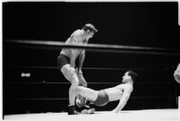 Heavyweight wrestler Vincent López grappling with newcomer El Pulpo at the Olympic, Los Angeles, 1937