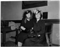 Silent film actress Sylvia Breamer in court with her sister Doris Kelly, Los Angeles, 1940