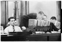 Public defender William Neeley conferring with Ellery Cuff at Albert Dyer's murder trial, Los Angeles, 1937