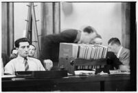 Public defender William Neeley conferring with Ellery Cuff at Albert Dyer's murder trial, Los Angeles, 1937