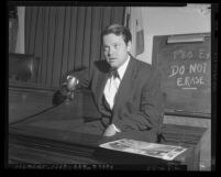 Orson Welles seated on witness stand at trial of Herman J. Mankiewicz in Los Angeles, Calif., 1943