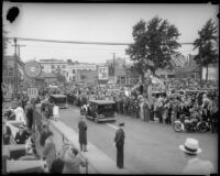 Crowds watch as President Franklin D. Roosevelt’s motorcade leaves Central Station, October 1, 1935
