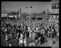 Crowd gathers to witness unveiling of Junipero Serra statue on Sunset Boulevard, Los Angeles, 1934