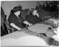 Deputy Sheriff Mary Talbot sits with Betty Flay Hardaker at trial, Los Angeles, 1940