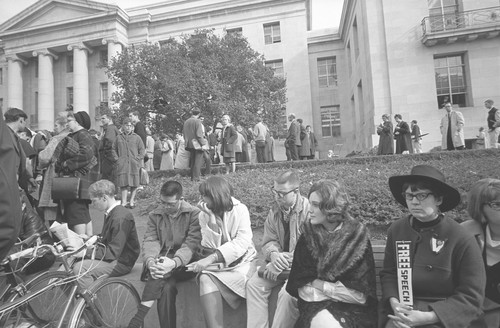 Free Speech supporters in front of Sproul Hall