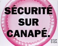 Sécurité sur canapé. [with large pink condom]