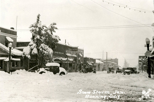 South San Gorgonio Avenue in Banning, California during snowstorm