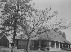 Santal Parganas, Nordindien. Missionærboligen i Koroya, med spædbørnshuset i baggrunden. Blev senere bolig for biskop Munshi M. Tudu, fra 1958 den første nationale leder af NELC