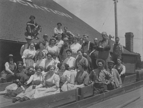 Santiago Orange Growers Association packing house crew, ca. 1905