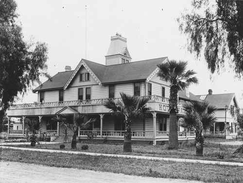 Palmyra Hotel on South Glassell at Palmyra, Orange, California, 1907