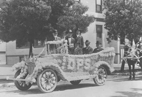 Woman's Club of Orange Flower Show Parade with Orange Parochial School float, Orange, California, 1917