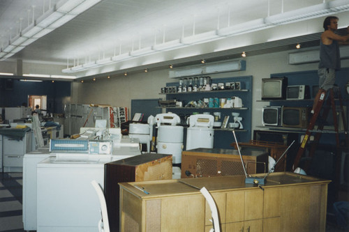 "That Thing You Do" feature film shooting on location in Patterson's Appliances, Orange, California, 1995