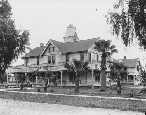 Palmyra Hotel on South Glassell at Palmyra, Orange, California, 1907