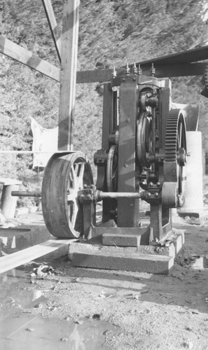 Hillebrecht Ranch irrigation pumping plant with Lutweiler pump underneath a derrick, 1910