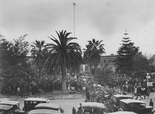 Plaza Park crowd watching flagpole sitter, Orange, California, ca. 1915