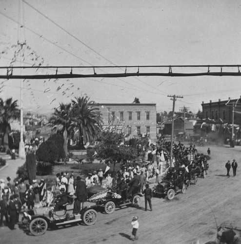 Plaza Square with automobile parade, Orange, California, ca. 1907